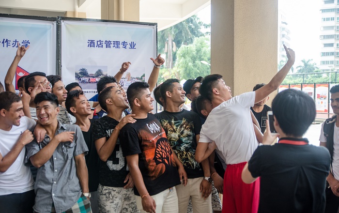 看这！我们在海职院啦！（图书馆 梁平摄影）.jpg