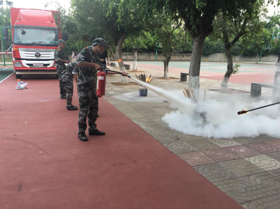 学生进行灭火器等常规消防器材使用操作（后勤保卫处_李福龙摄影）.png