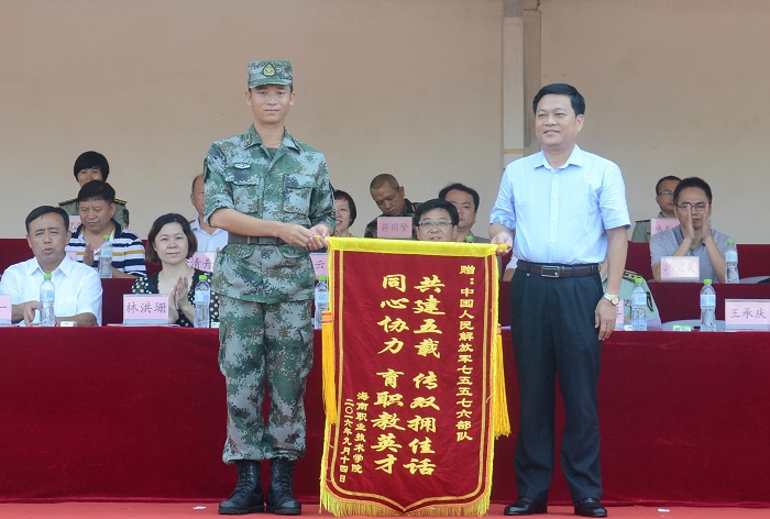 9月14日，王承庆向中国人民解放军75576部队赠送锦旗（海职青年记者团 黄炳蔚摄影）.jpg