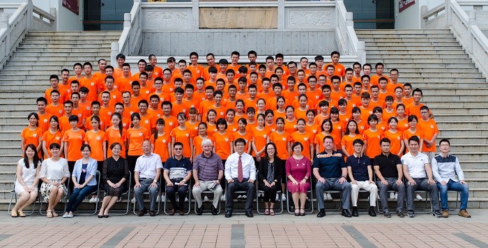 10月17日，领导嘉宾与学生合影留念（图书馆__梁平摄影）.jpg