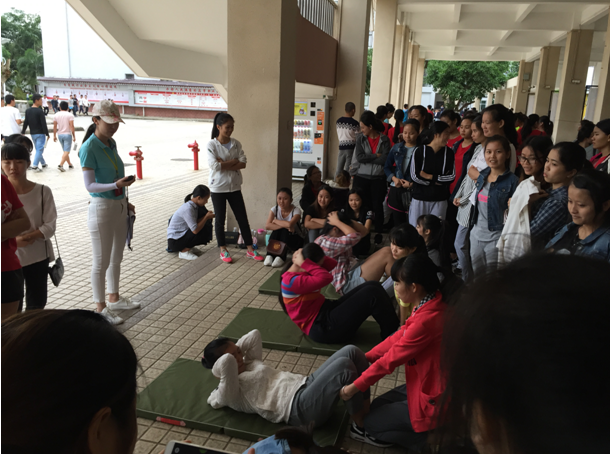 女子仰卧起坐（通识教育学院提供）.png