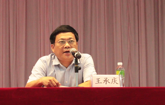 学校党委书记王承庆主持《走在民族复兴大道上的当今中国》讲座（海职青年记者团 李菊霞摄影） .jpg