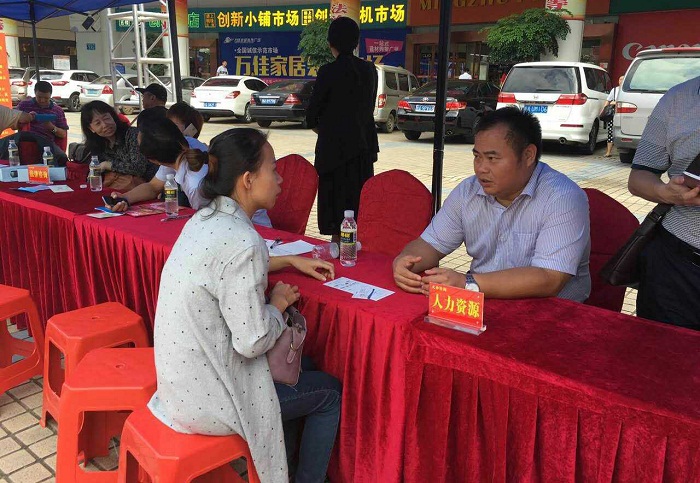市民向我校老师咨询现场(科技处提供).jpg