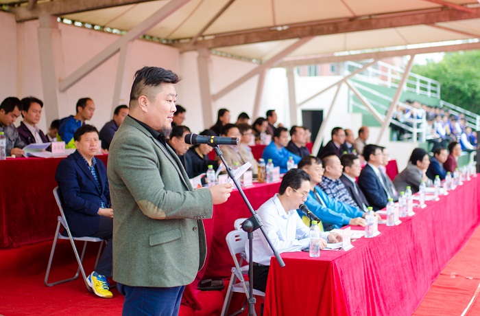 王亮代表返校校友发言（图书馆 梁平摄影）.jpg
