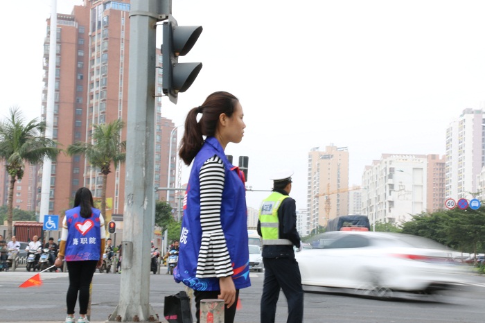 志愿者协助交警维持交通秩序(海职青年记者团 黄炳蔚摄影）.jpg