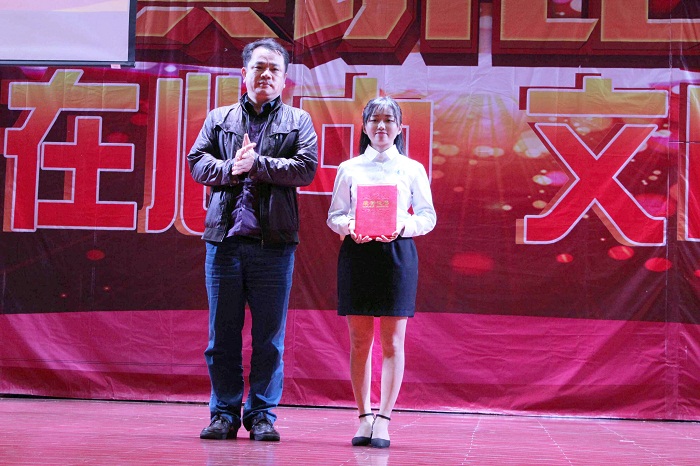 郑冠波为一等奖获得者颁奖（海职青年记者团 黄炳蔚摄影）.jpg
