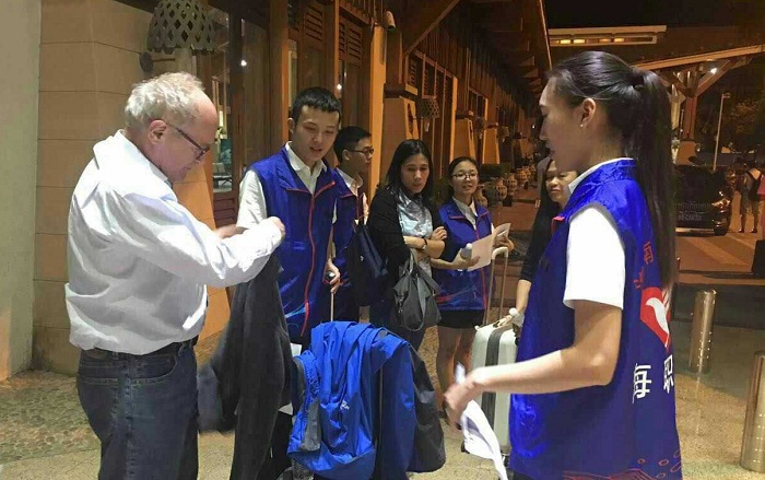 我校志愿者机场接送研讨会嘉宾（海职院青协 曾祥进摄影）.jpg