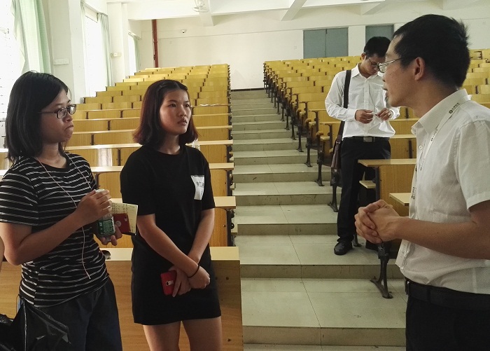 同学们就相关证券问题向胡聂进行咨询（财经学院 孙璇摄影）.jpg