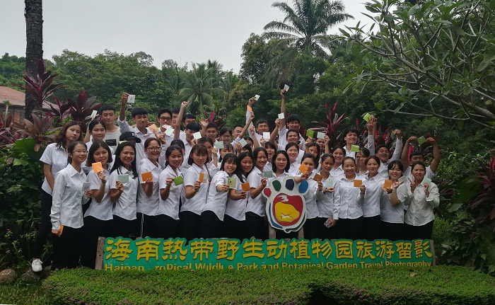 同学们展示感恩卡片.jpg